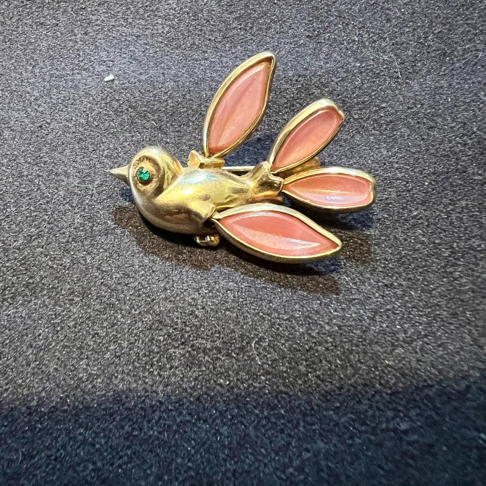 Vintage Trifari Petalettes bird brooch with pink glass wings Alfred Philippe.